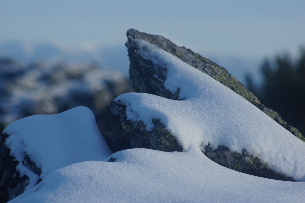 Restos de nieve en las rocas.