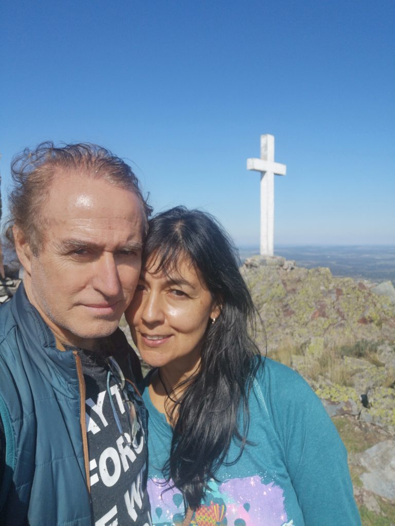 Nuestro selfie delante de la cruz del Pico Cervero.